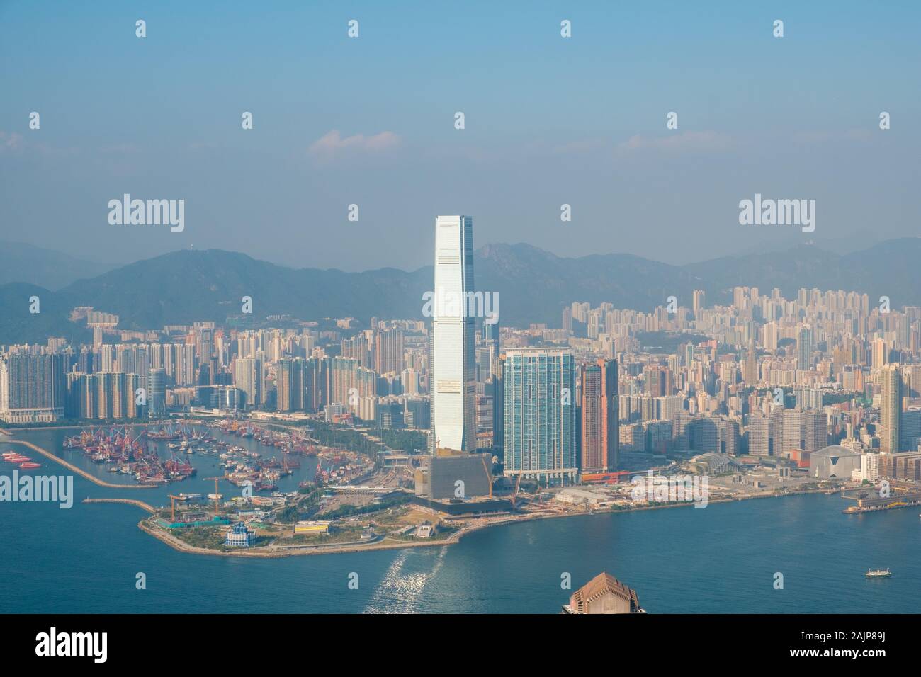 Skyline von Hong Kong, city Luftbild vom Victoria Peak an einem sonnigen Tag Stockfoto