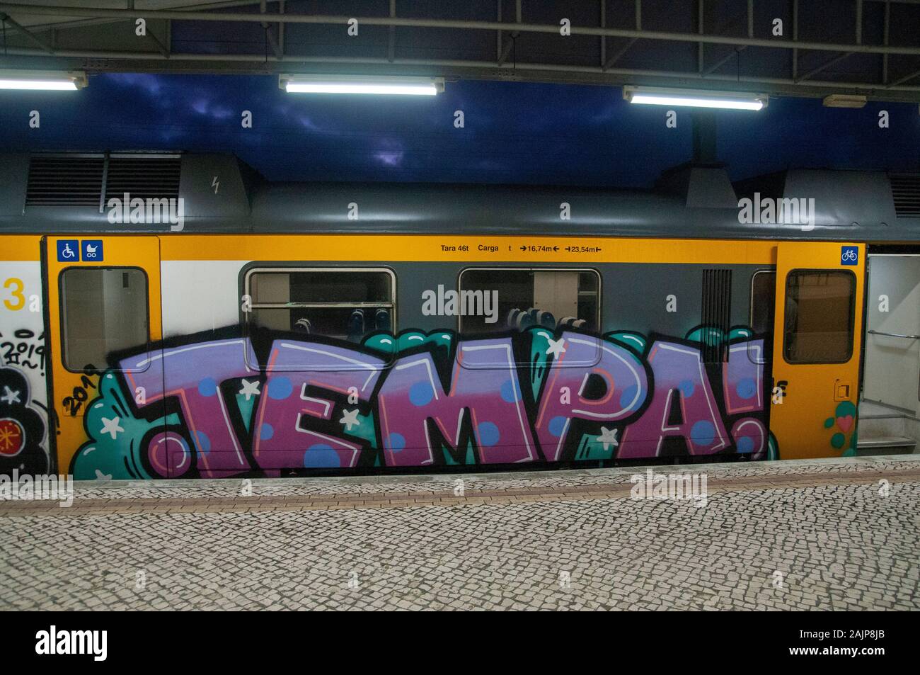 Graffiti gemalt auf einen Zug. In Sintra Bahnhof fotografiert, Portugal Stockfoto