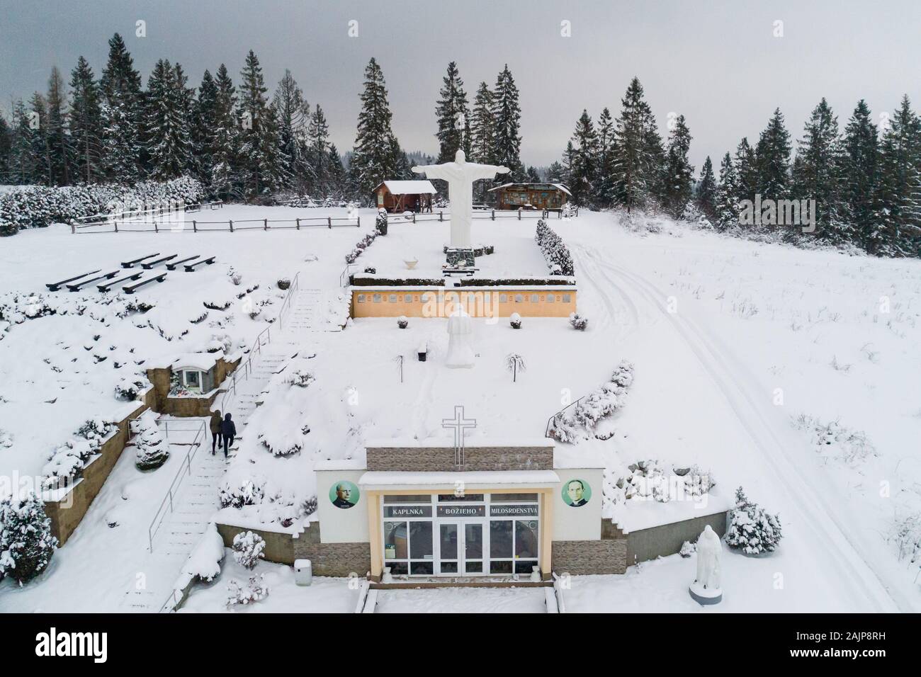 KLIN, SLOWAKEI - Dec 28, 2019: Luftaufnahme von Jesus Christus Statue auf einem Hügel Grapa in Klin, Region Orava, Slowakei Stockfoto