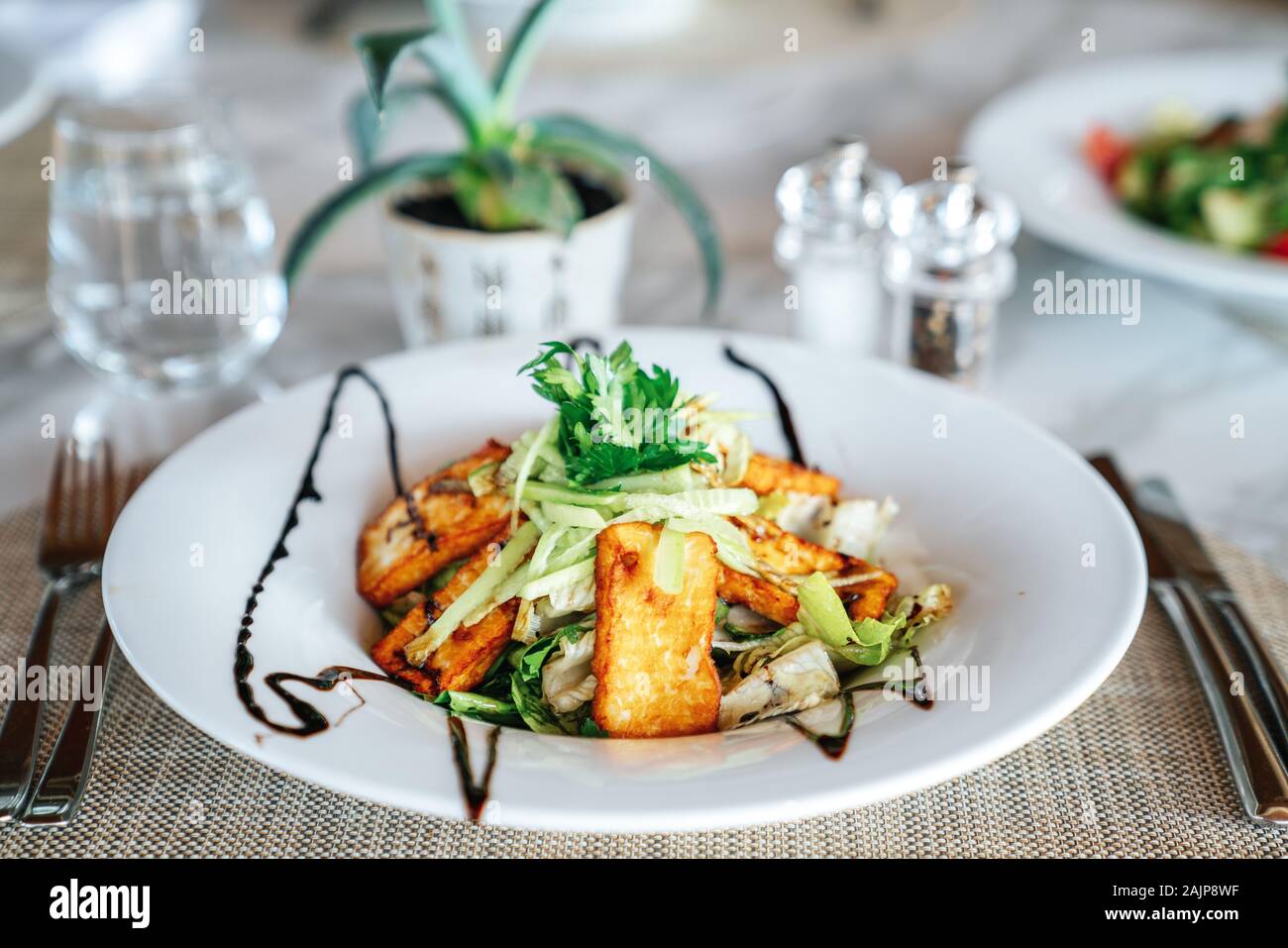 Eine köstliche hellumi Käse Salat ist in einem eleganten Restaurant oder Hotel serviert. Stockfoto
