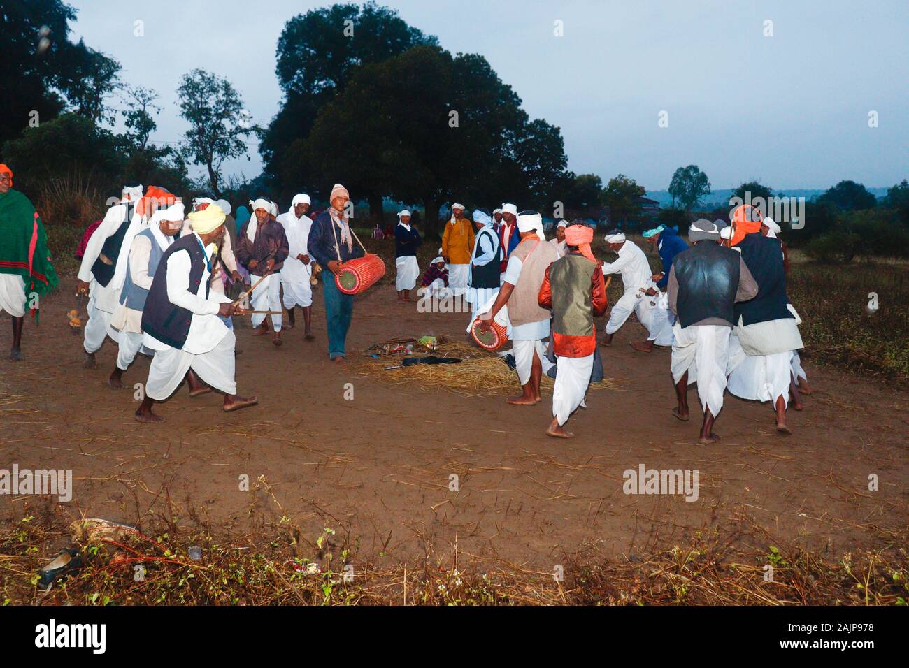 MADHYA PRADESH/Indien/Dezember 15, 2019: Der traditionelle Volkstanz der indischen Stämme, in denen Gruppen von Frauen und Männer tanzen, indem Sie Stockfoto