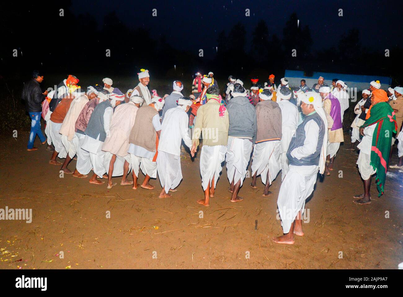 MADHYA PRADESH/Indien/Dezember 15, 2019: Der traditionelle Volkstanz der indischen Stämme, in denen Gruppen von Frauen und Männer tanzen, indem Sie Stockfoto