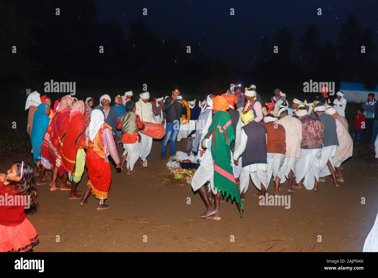 MADHYA PRADESH/Indien/Dezember 15, 2019: Der traditionelle Volkstanz der indischen Stämme, in denen Gruppen von Frauen und Männer tanzen, indem Sie Stockfoto