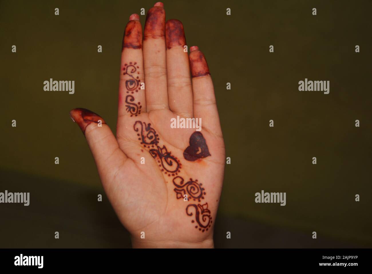 Nahaufnahme der Palm eines Mädchens mit Mehandi Designs in den Fingern und der Hand, selektive Fokussierung Stockfoto