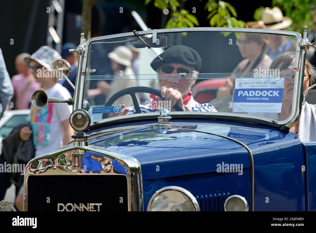 Ein Oldtimer von Donnet aus dem Jahr 1927, der auf Rennen in Prescott Hill Climb, Gloucestershire, wartet Stockfoto Ein Oldtimer von Donnet aus dem Jahr 1927, der auf Rennen in Prescott Hill Climb, Gloucestershire, wartet Stockfoto
