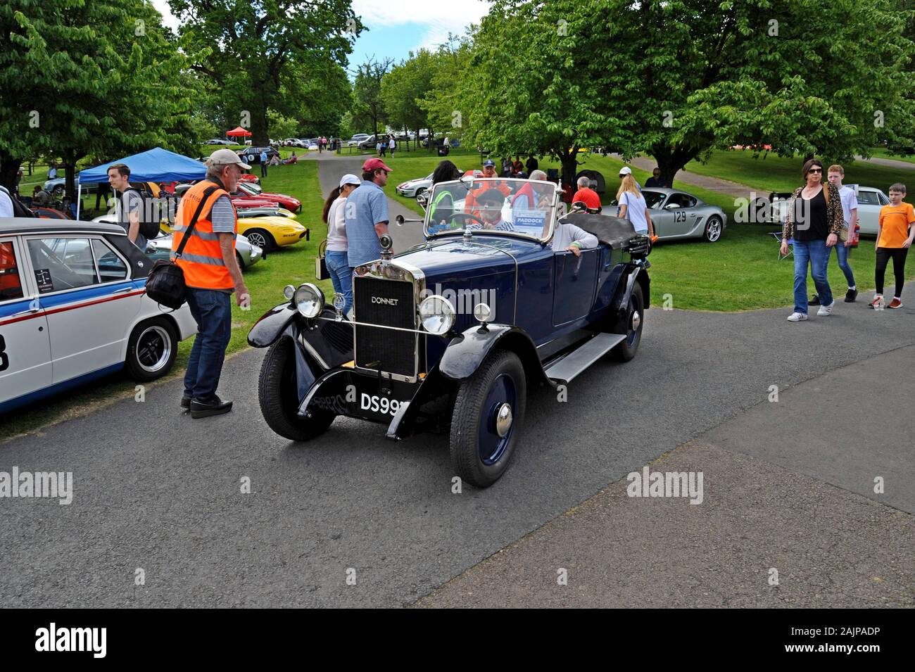 Ein Oldtimer von Donnet aus dem Jahr 1927, der auf Rennen in Prescott Hill Climb, Gloucestershire, wartet Stockfoto Ein Oldtimer von Donnet aus dem Jahr 1927, der auf Rennen in Prescott Hill Climb, Gloucestershire, wartet Stockfoto