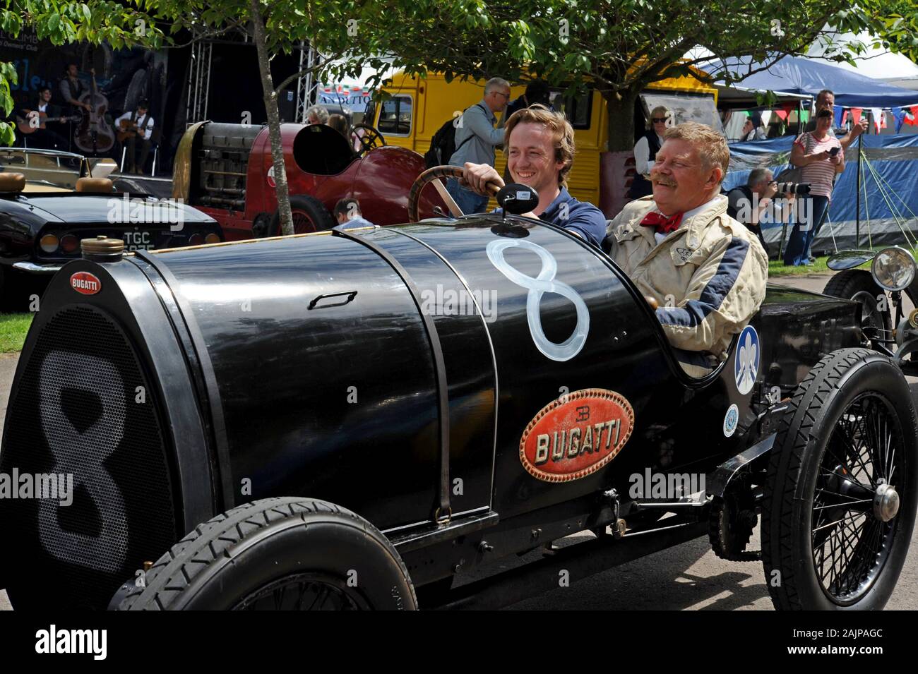 Fahrer und Beifahrer in einem 5-Liter-Bugatti-Oldtimer von 1912 in Prescott Hill Climb, Gloucestershire Stockfoto Fahrer und Beifahrer in einem 5-Liter-Bugatti-Oldtimer von 1912 in Prescott Hill Climb, Gloucestershire Stockfoto