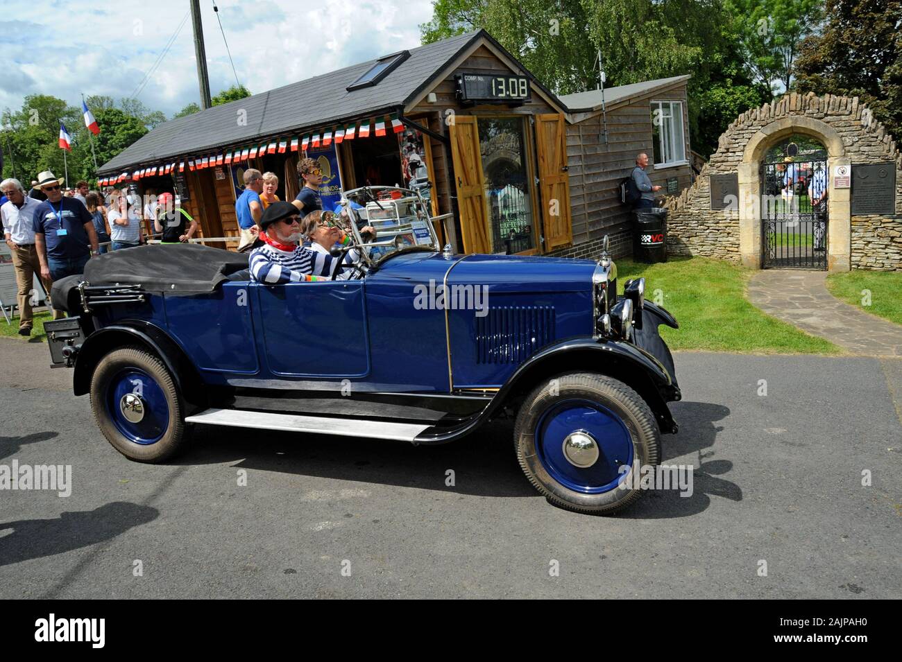 Ein Oldtimer von Donnet aus dem Jahr 1927, der auf Rennen in Prescott Hill Climb, Gloucestershire, wartet Stockfoto Ein Oldtimer von Donnet aus dem Jahr 1927, der auf Rennen in Prescott Hill Climb, Gloucestershire, wartet Stockfoto
