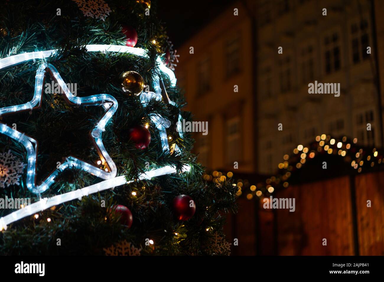 Weihnachten leuchtende Neon Sterne auf dem Weihnachtsbaum Stockfoto