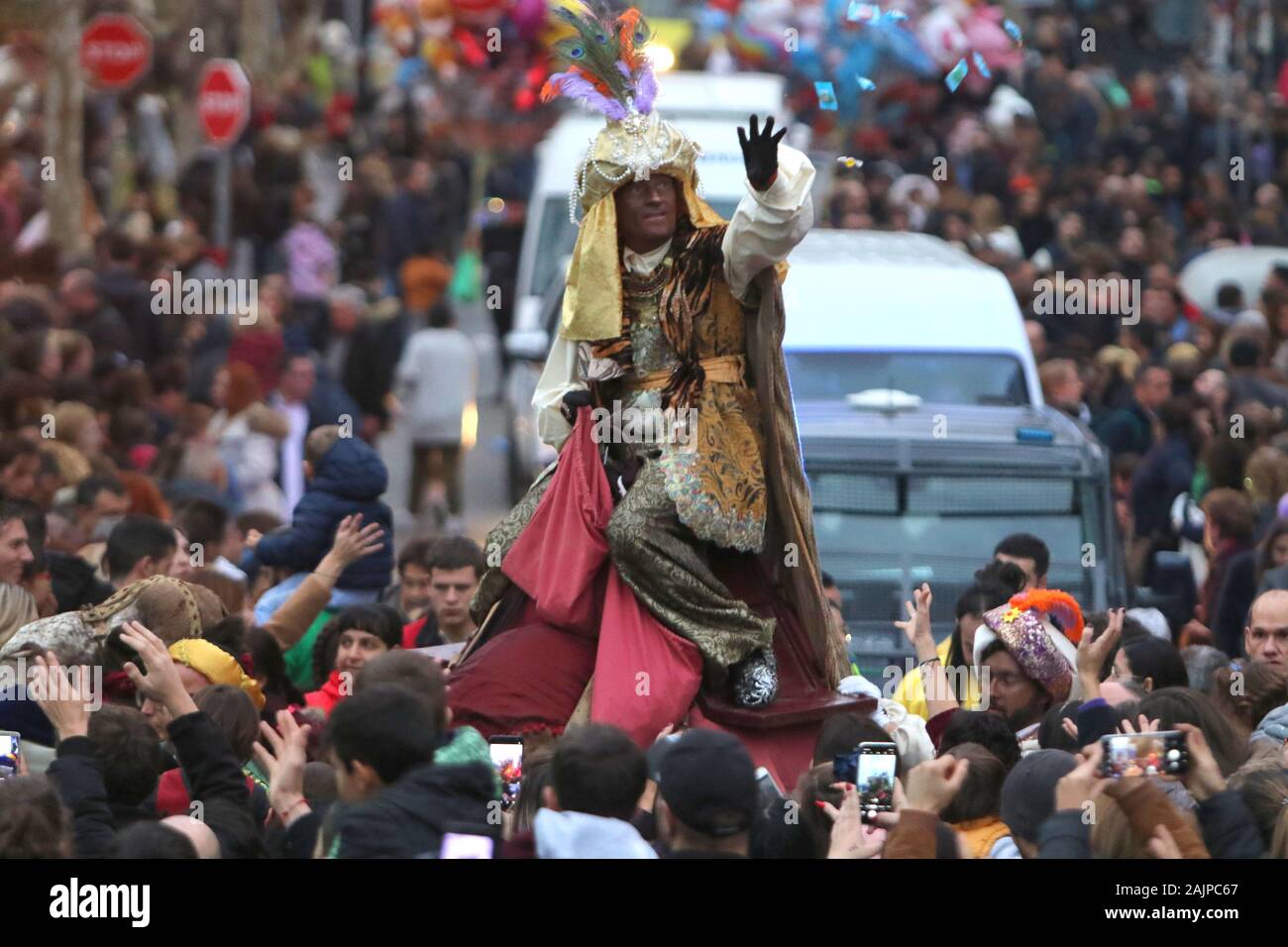 Malaga, Spanien. 05 Jan, 2020. Januar 5, 2020: 5. Januar 2020 (Malaga) In der Nachbarschaft des Bezirks von Cruz de Humilladero der traditionelle Umzug der heiligen drei Könige wurde gefeiert, die in Helicoptero angekommen und kletterte die klassische Kamele und verteilt Süßigkeiten an die Kinder. Credit: ZUMA Press, Inc./Alamy leben Nachrichten Stockfoto