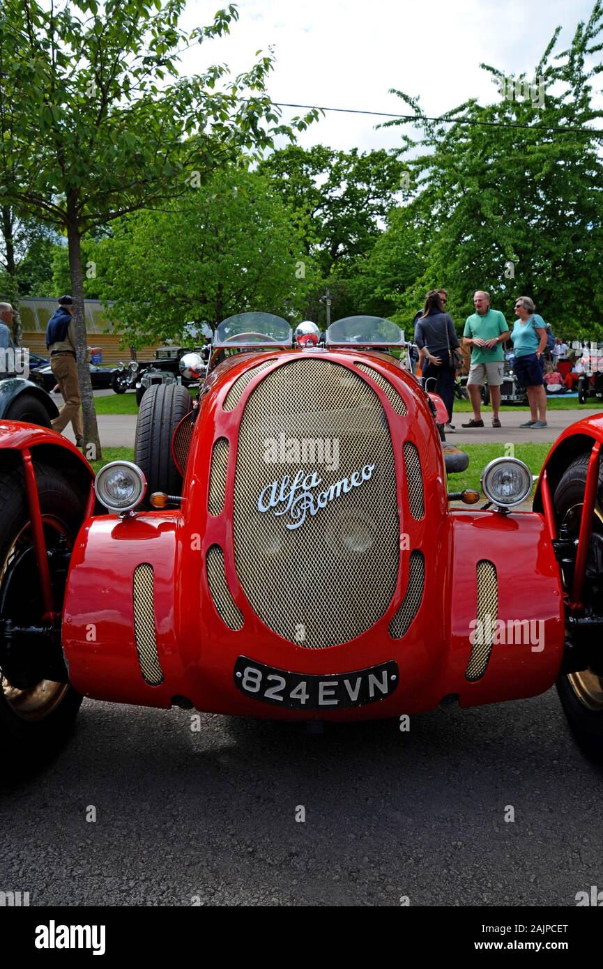 Ein Sportwagen von Lenham Healey aus dem Jahr 1970 war so verspottet, dass er wie ein Rennwagen von Alfa Romeo 8c aus dem Jahr 1936 aussieht, der auf Prescott Hill Climb, Gloucestershire, ausgestellt wurde Stockfoto Ein Sportwagen von Lenham Healey aus dem Jahr 1970 war so verspottet, dass er wie ein Rennwagen von Alfa Romeo 8c aus dem Jahr 1936 aussieht, der auf Prescott Hill Climb, Gloucestershire, ausgestellt wurde Stockfoto