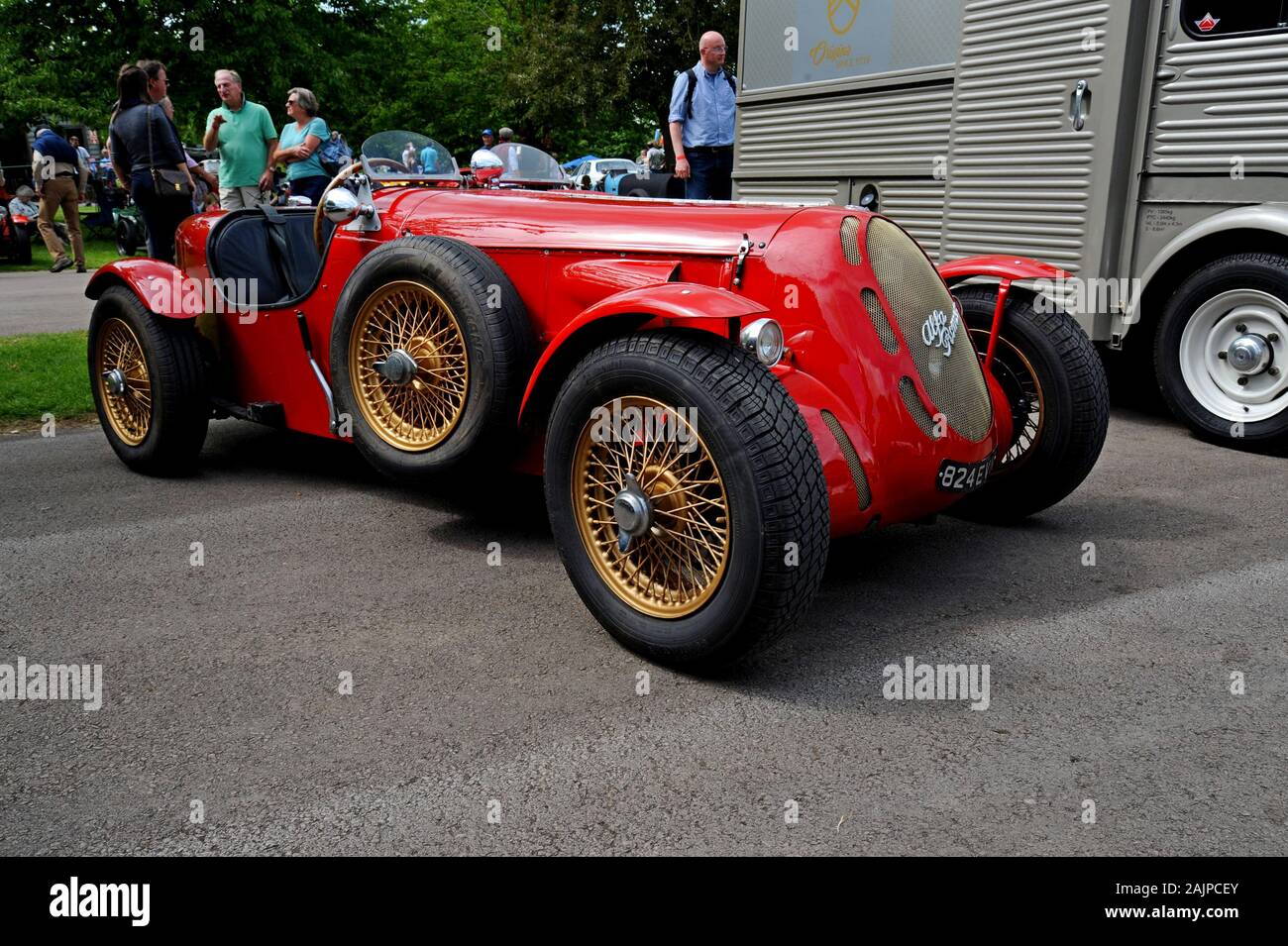 Ein Sportwagen von Lenham Healey aus dem Jahr 1970 war so verspottet, dass er wie ein Rennwagen von Alfa Romeo 8c aus dem Jahr 1936 aussieht, der auf Prescott Hill Climb, Gloucestershire, ausgestellt wurde Stockfoto Ein Sportwagen von Lenham Healey aus dem Jahr 1970 war so verspottet, dass er wie ein Rennwagen von Alfa Romeo 8c aus dem Jahr 1936 aussieht, der auf Prescott Hill Climb, Gloucestershire, ausgestellt wurde Stockfoto