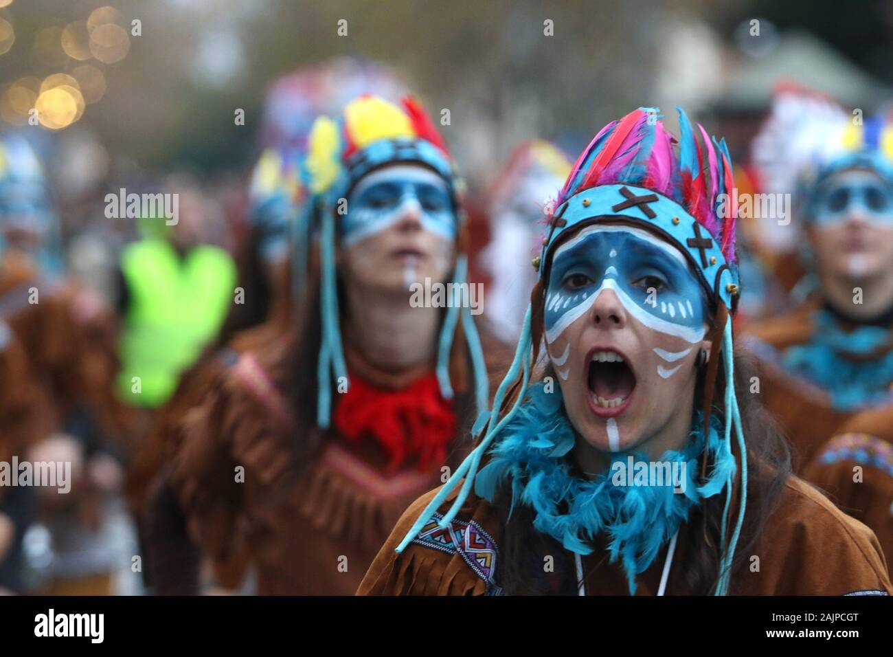 Malaga, Spanien. 05 Jan, 2020. Januar 5, 2020: 5. Januar 2020 (Malaga) In der Nachbarschaft des Bezirks von Cruz de Humilladero der traditionelle Umzug der heiligen drei Könige wurde gefeiert, die in Helicoptero angekommen und kletterte die klassische Kamele und verteilt Süßigkeiten an die Kinder. Credit: ZUMA Press, Inc./Alamy leben Nachrichten Stockfoto