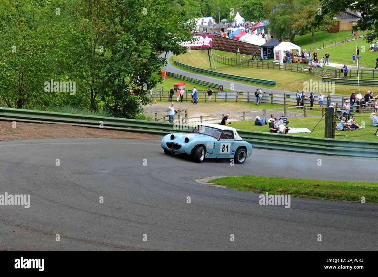 Ein Austin Healey Frogeye Sprite Kurvenfahrt mit Geschwindigkeit bei Prescott Hill Climb, Gloucestershire Stockfoto Ein Austin Healey Frogeye Sprite Kurvenfahrt mit Geschwindigkeit bei Prescott Hill Climb, Gloucestershire Stockfoto