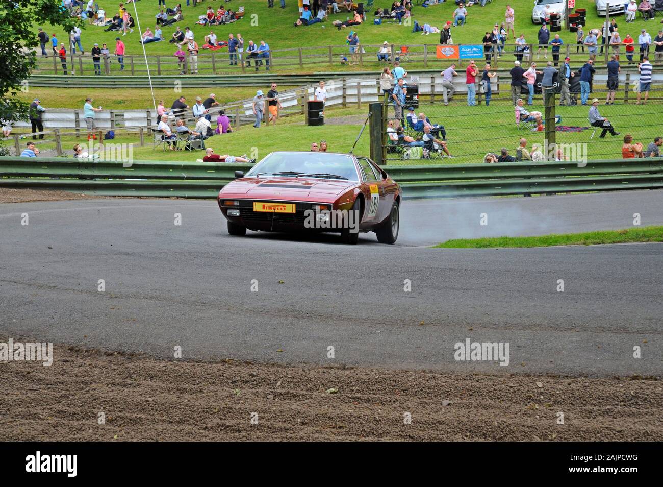 Schnelle Kurvenfahrt auf Prescott Hill Climb, Gloucestershire Stockfoto