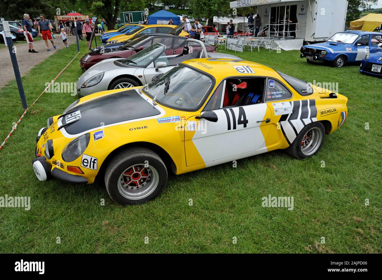 Ein 1971 Renault Alpine A110 in Gelb mit Prescott speed Hill Climb, Gloucestershire gesehen. Stockfoto