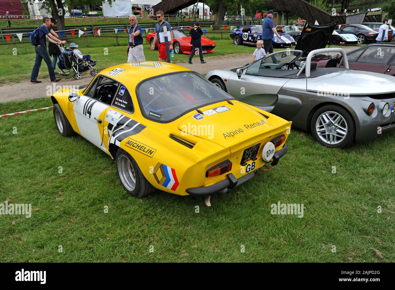 Ein 1971 Renault Alpine A110 in Gelb mit Prescott speed Hill Climb, Gloucestershire gesehen. Stockfoto Ein 1971 Renault Alpine A110 in Gelb mit Prescott speed Hill Climb, Gloucestershire gesehen. Stockfoto
