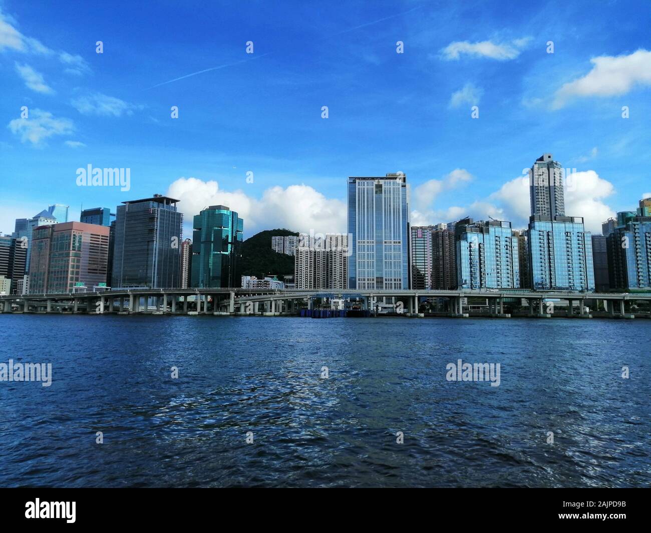 Die North Point Stadtteil von Hong Kong, Blick vom Victoria Harbour. Stockfoto