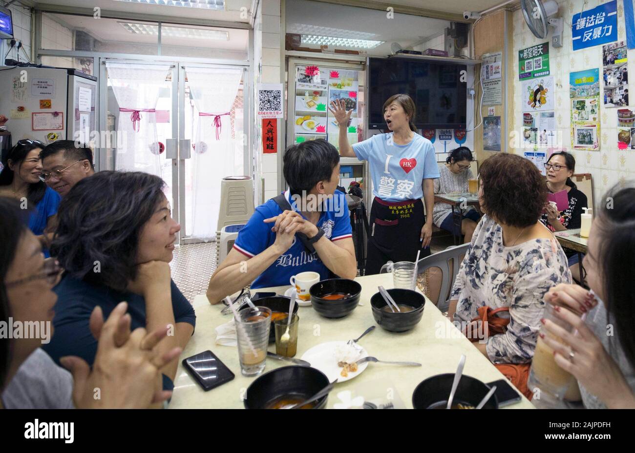 (200105) - Peking, Januar 5, 2020 (Xinhua) - Kunden erfassen im Kate Lee's Kaffee Restaurant ihre Unterstützung für Sie in Kowloon, South China Hong Kong, Oktober 10, 2019 zu äußern. Eingebettet in die labyrinthischen Seafood Market der ruhigen Fischerdorf Lei Yue Mun in Hongkong, einem gemütlichen kleinen Kaffee Restaurant hat unerwartet ein Leuchtfeuer der Mut für die gewöhnlichen Menschen in Hongkong, die Ruhe, inmitten der letzten Chaos. Nachdem sie veröffentlicht Bilder sichern Hong Kong Polizei gegen einige radikale Demonstranten Ende Juni, Kate Lee, der Eigentümer der Kaffee Restaurant, gefunden, die ihr Gewissen eine schwere nahm Stockfoto