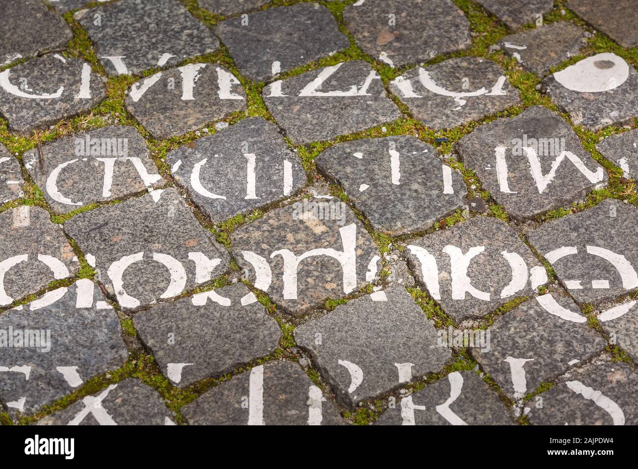 Gepflasterte Straße mit Schriften in Porto, Portugal Stockfoto