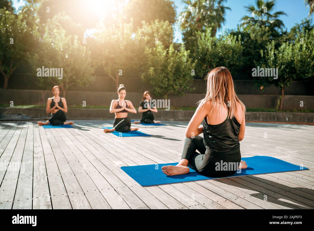 Tun Gruppe junger Frauen Yoga im Zen Garten. Stockfoto