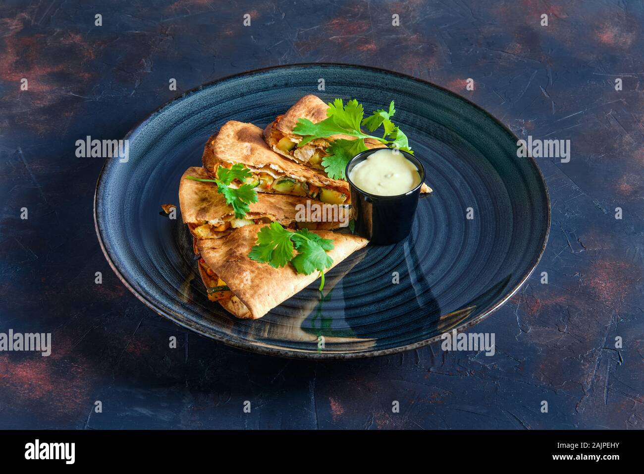 Gerösteten Fladenbrot gefüllt mit Gemüse und Fisch. Stockfoto