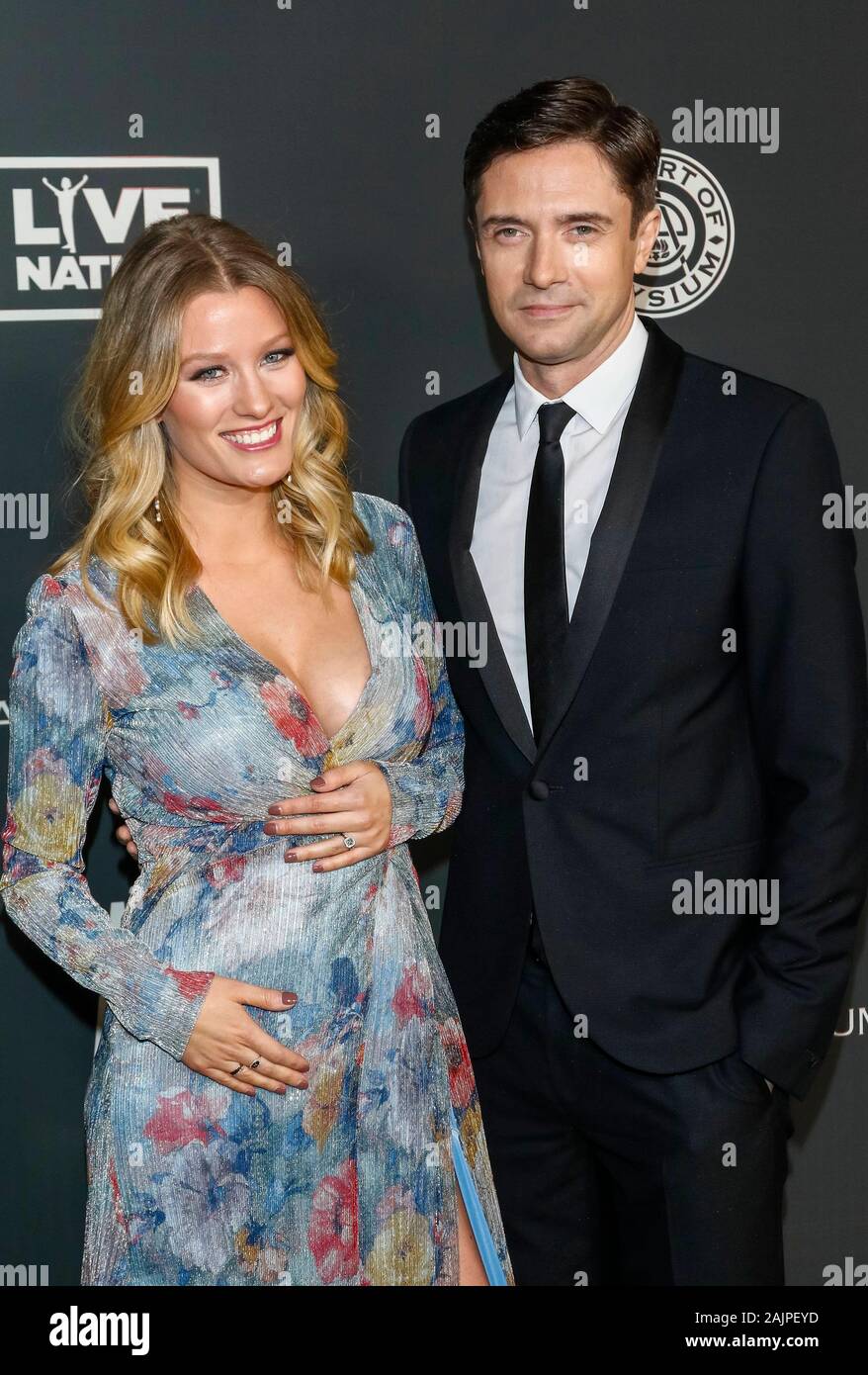 Los Angeles, USA. 04 Jan, 2020. Ashley Hinshaw und Topher Grace an der Kunst des 13. jährlichen Elysium Black Tie künstlerische Erfahrung "Himmel" im Palladium in Hollywood, Los Angeles, Kalifornien, USA, am 04. Januar 2020. | Verwendung der weltweiten Kredit: dpa Picture alliance/Alamy leben Nachrichten Stockfoto