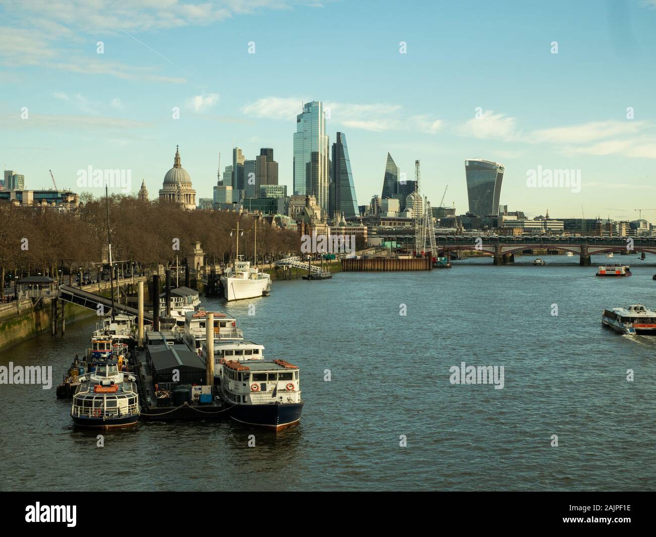 Themse mit Blackfriars Brücke, St Pauls Cathedral und Wolkenkratzern im Hintergrund Stockfoto