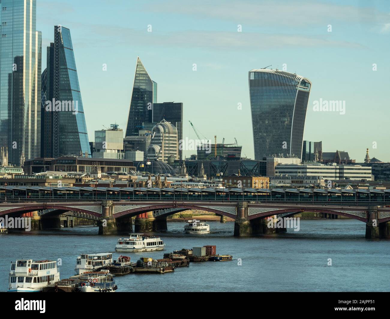 Blackfriars Brücke über die Themse und Wolkenkratzer im Hintergrund, einschließlich Walkie Talkie (rechts) Stockfoto