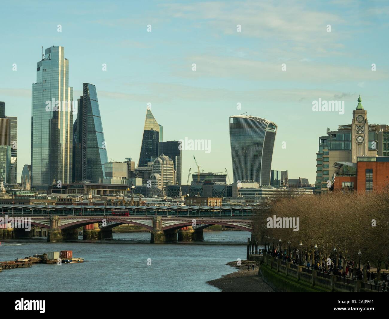 Blackfriars Brücke über die Themse und Wolkenkratzer im Hintergrund, einschließlich Walkie Talkie & Oxo Tower (rechts) Stockfoto