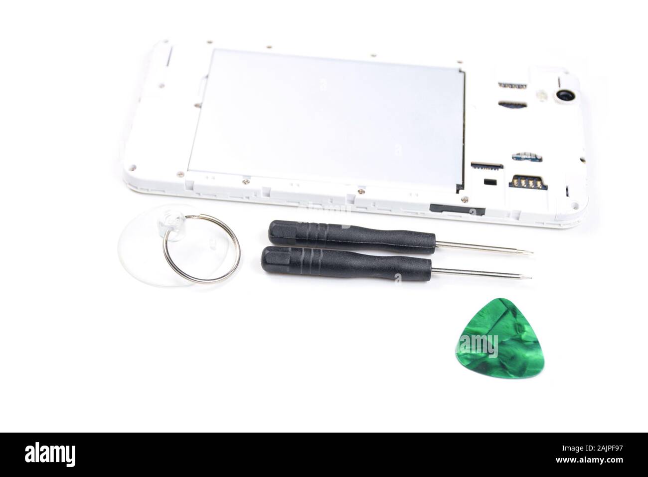 Handy mit ein zerbrochenes Display auf einem weißen Hintergrund. Reparatur eines Mobiltelefons mit einem defekten Bildschirm im Service mit einem speziellen Werkzeug. Handy Repa Stockfoto