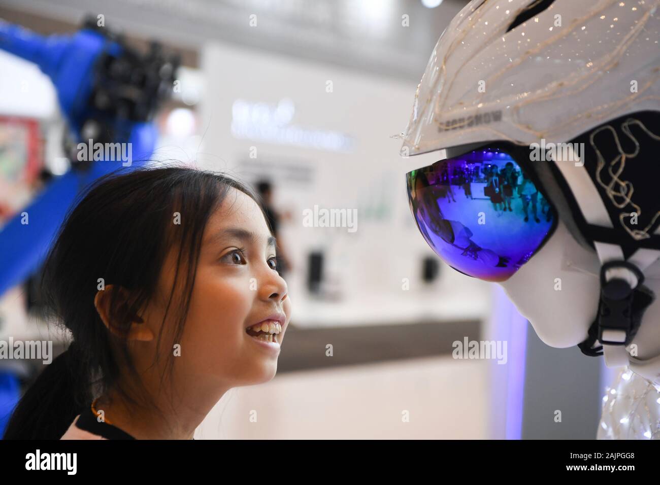 Peking, China. 25 Aug, 2019. Ein Mädchen besucht die Smart China Expo in Chongqing, im Südwesten von China, Nov. 25, 2019. Credit: Wang Quanchao/Xinhua/Alamy leben Nachrichten Stockfoto