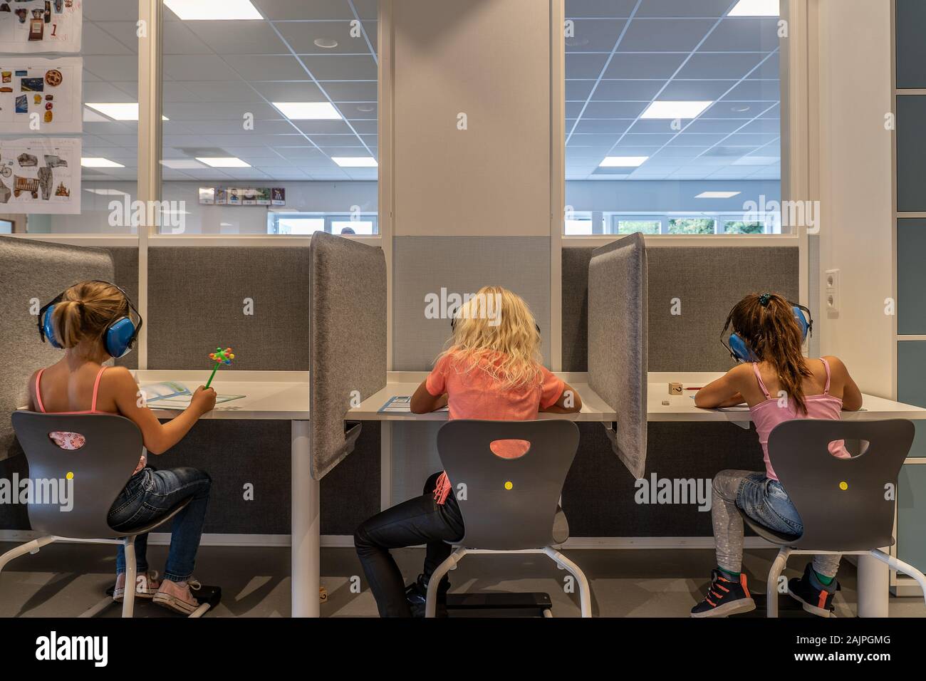 NIJMEGEN/Niederlande - September 13, 2019: Kinder in einer modernen Schule Umwelt konzentriertes Arbeiten. Sind Sie allein arbeiten ohne Lehrer Stockfoto