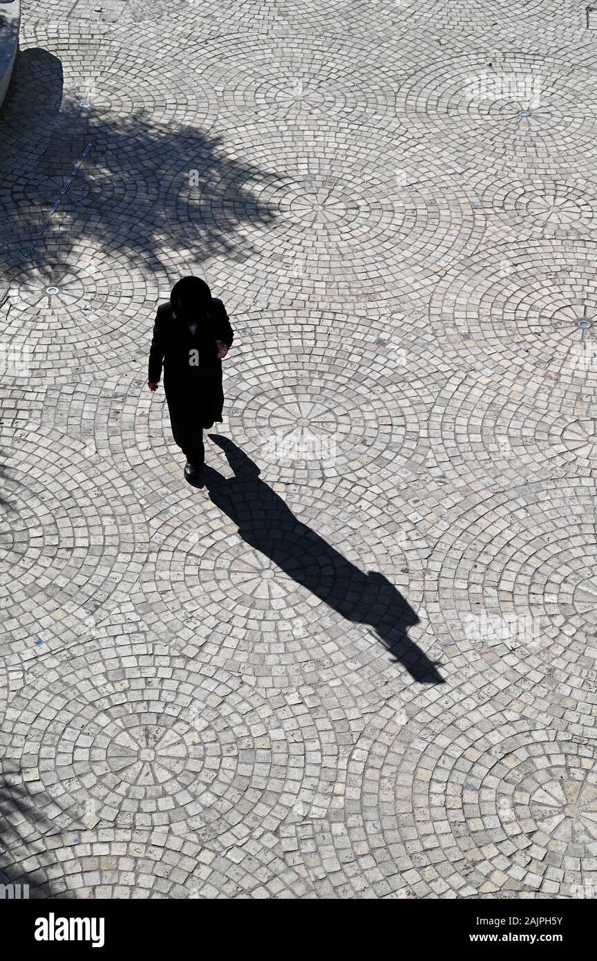 Nicht erkennbare Chassidischer Mann mit Schatten auf ein Quadrat Stockfoto