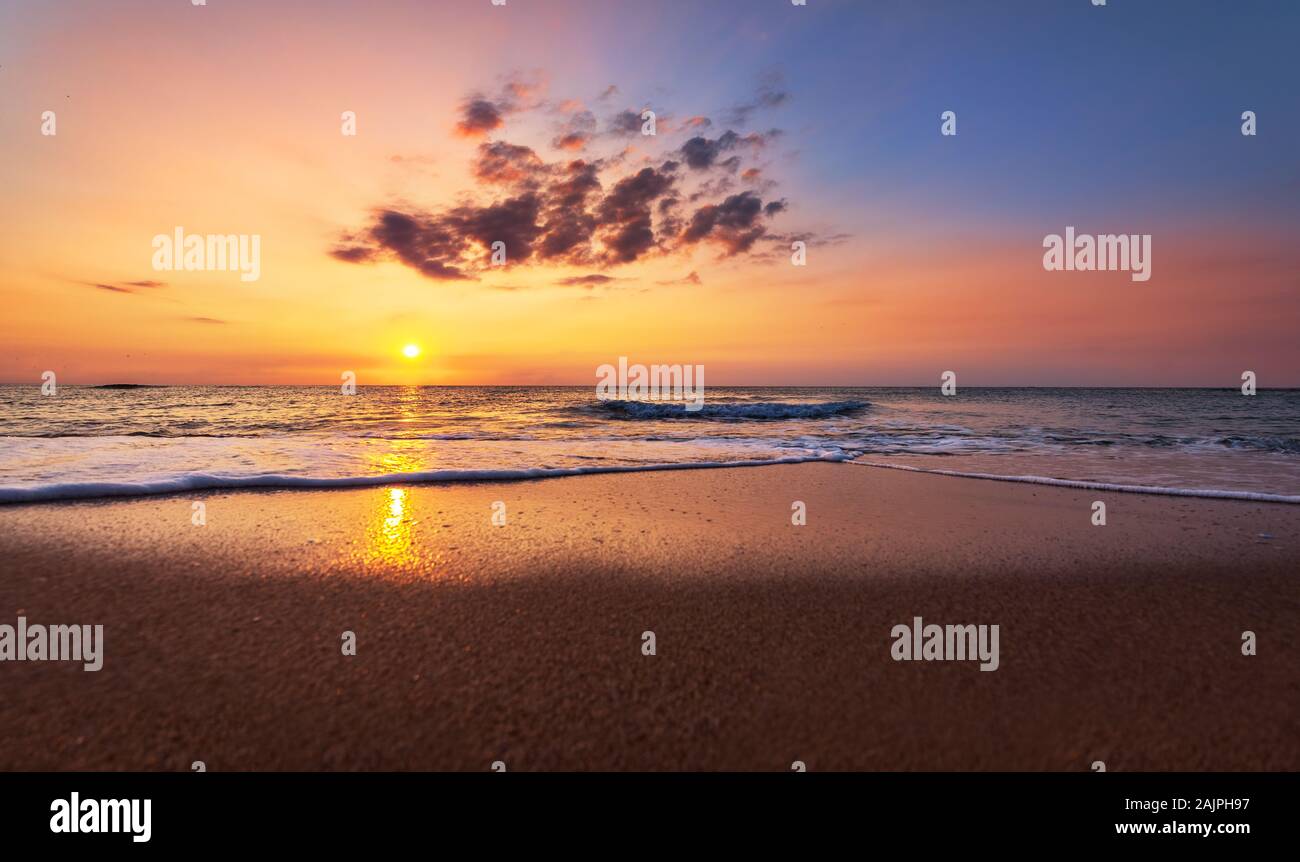 Am frühen Morgen, Sonnenaufgang über dem Meer. Magic Sunrise über Meer! Stockfoto
