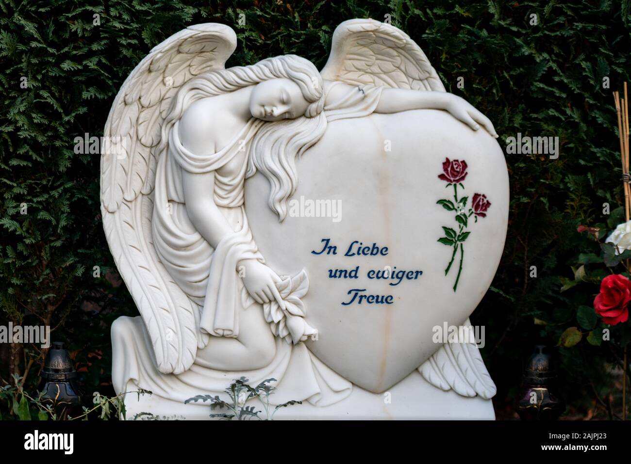 Friedhof Tegel, Berlin, Deutschland - 29 November 2018: Ein Herz mit Trauer Engel und eine rote Rose 'ewige Liebe und Treue" lesen Stockfoto