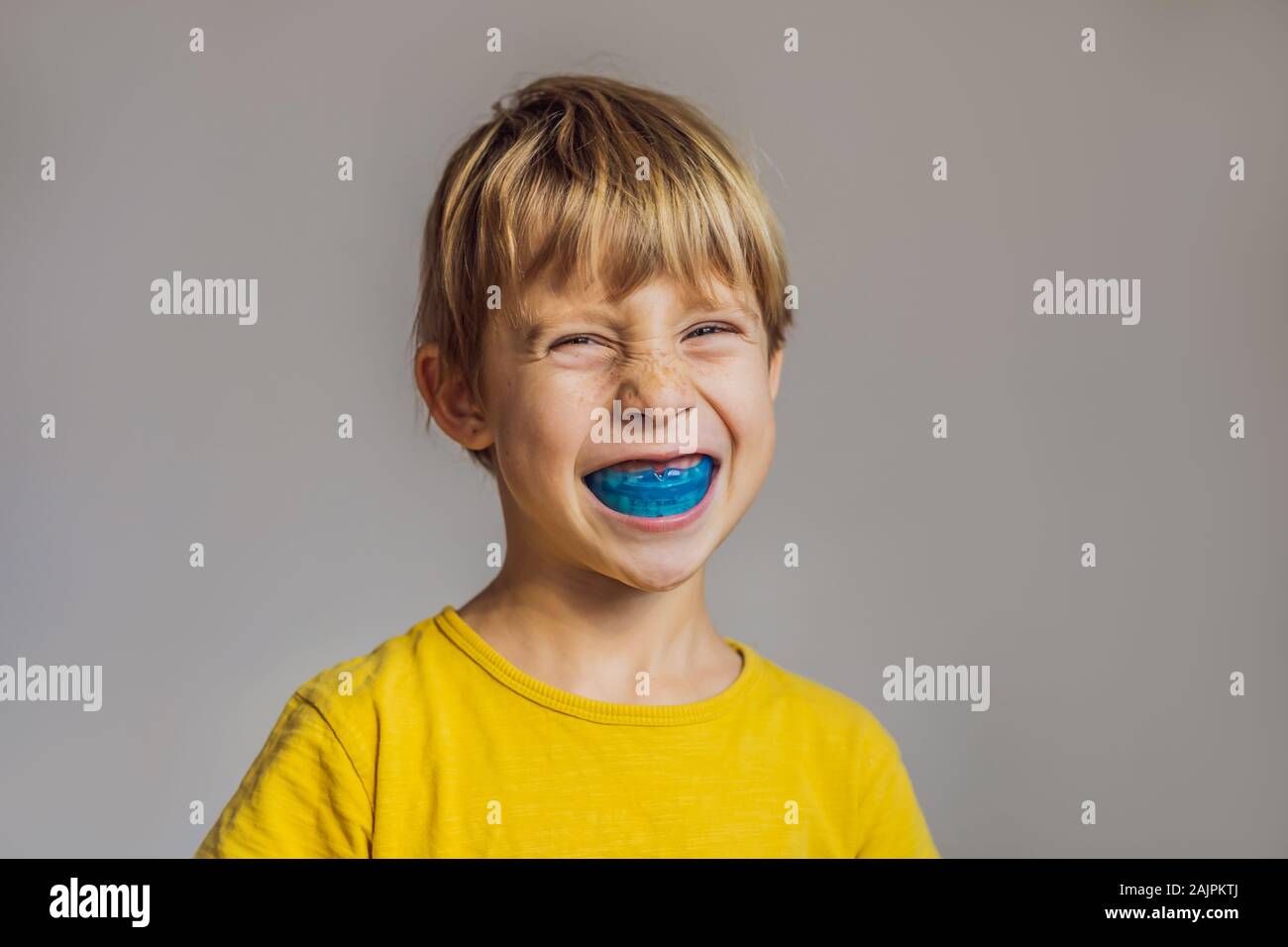 Sechs Jahre alter Junge zeigt myofunctional Trainer. Hilft, die wachsenden Zähne und korrektes Gebiss ausgleichen, mundatmung Gewohnheit entwickeln. Korrigiert die Position Stockfoto