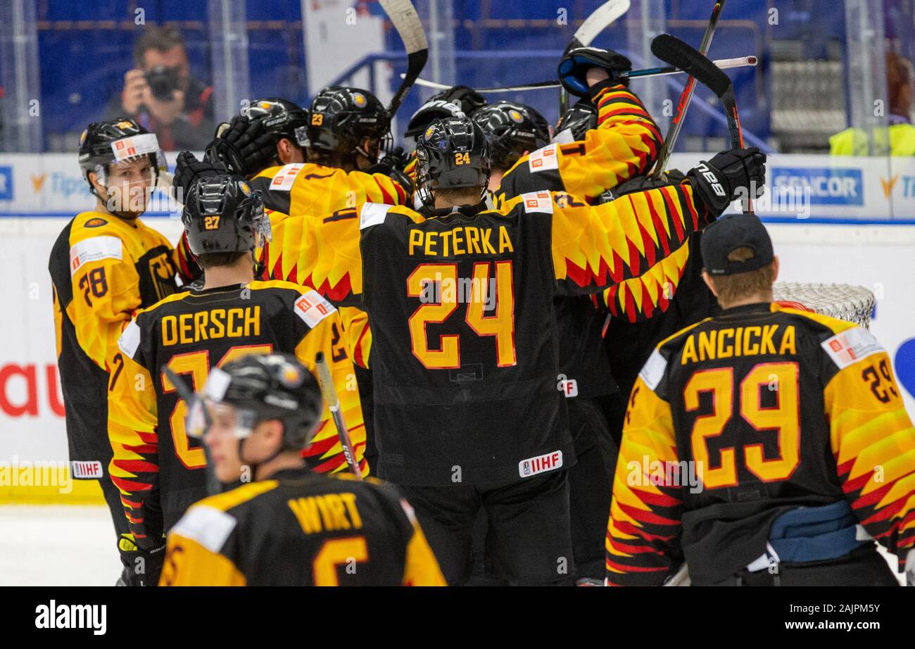 Ostrava, Tschechische Republik. 05 Jan, 2020. Hockey Spieler Deutschlands U20 feiert einen Sieg nach der 2020 IIHF World Junior Eishockey Meisterschaften 3 Spiel für die Relegation: Deutschland vs Kasachstan in Ostrava, Tschechische Republik, am 5. Januar 2020. Quelle: Wladimir Prycek/CTK Photo/Alamy leben Nachrichten Stockfoto