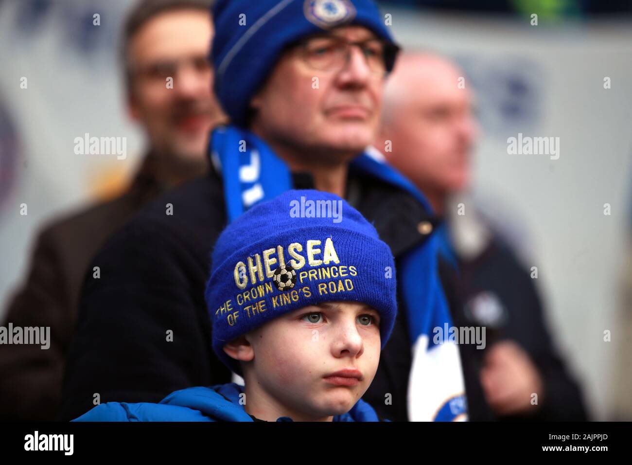 Eine junge Chelsea Fan auf der Tribüne vor dem FA Cup in der dritten Runde an der Stamford Bridge, London. Stockfoto