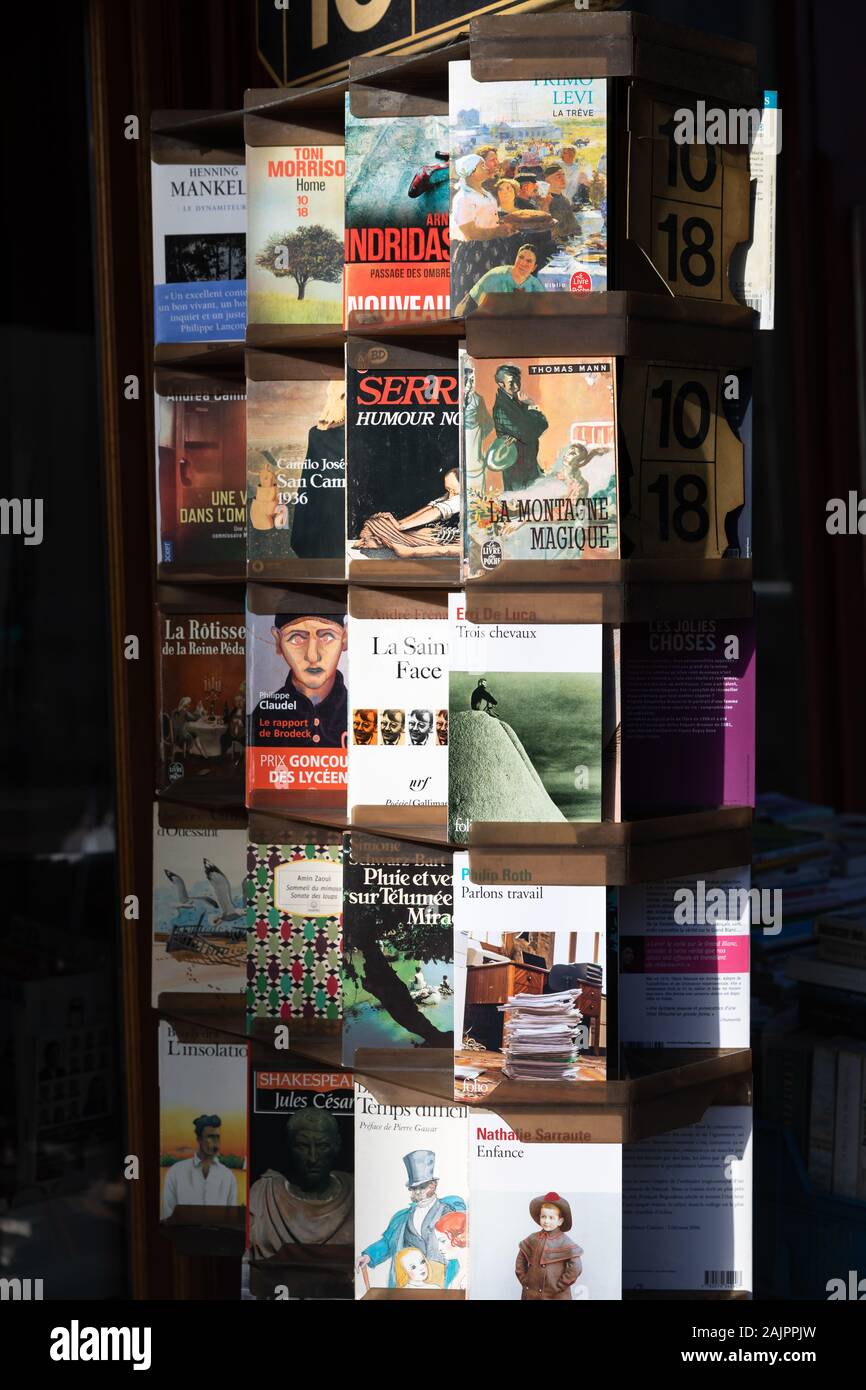 Französische Bücher, Taschenbücher Romane, auf ein Buch, das Rack außerhalb eines Antiquariat, Paris, Frankreich Stockfoto