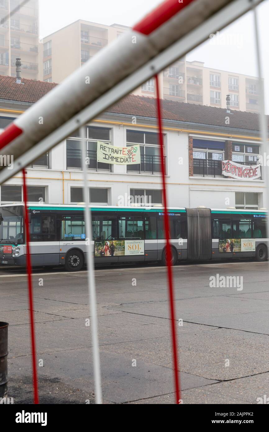 Öffentlichen Verkehrsmitteln Streik in Paris, Frankreich - Banner oben geparkten Bussen im Le Center Bus de Quais de Seine: "Retraite épôt immédiate', 'Den Grève' Stockfoto