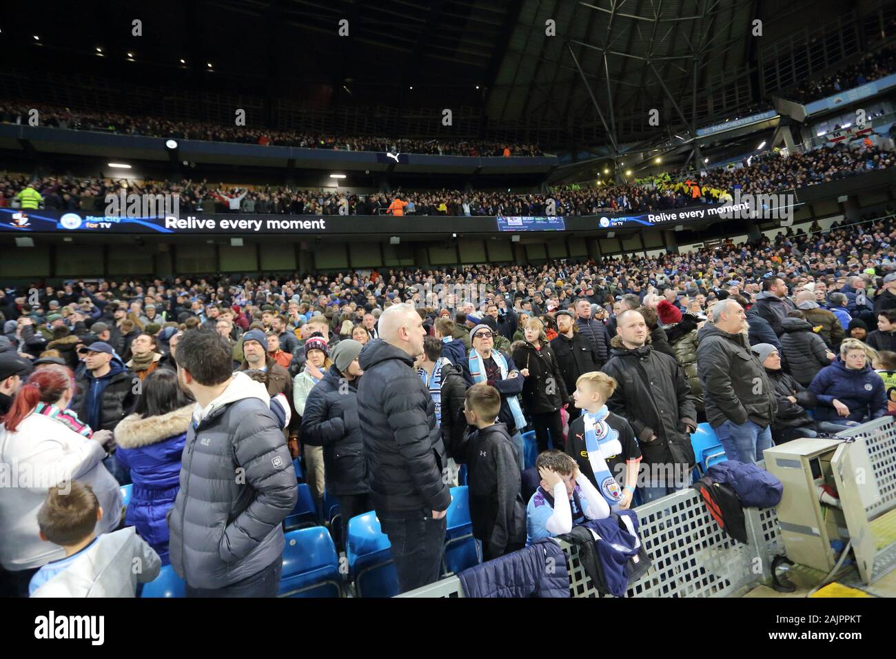 Manchester, Großbritannien. 4. Januar, 2020. Port Vale Fans feiern am Etihad Stadium, die Heimat von Manchester City FC. Stockfoto