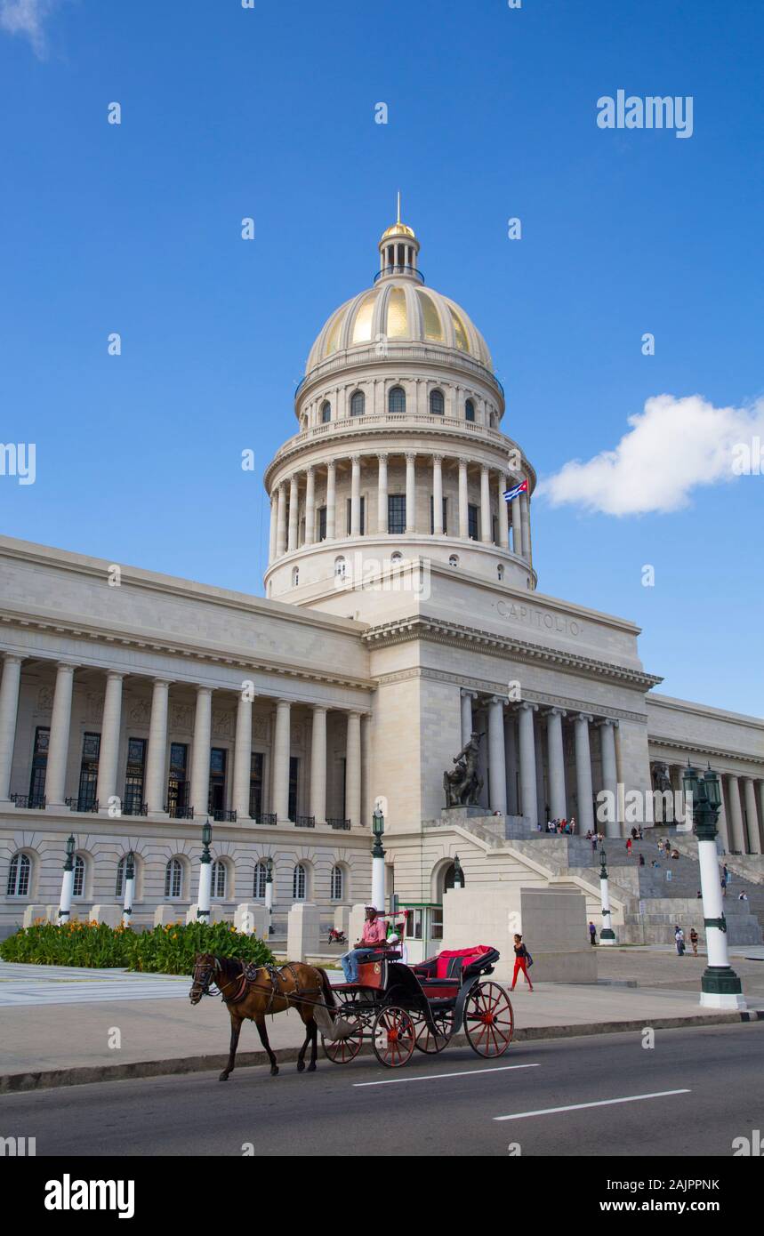 Capitol Gebäude mit Pferd, Kutsche, Altstadt, UNESCO-Weltkulturerbe, Havanna, Kuba Stockfoto