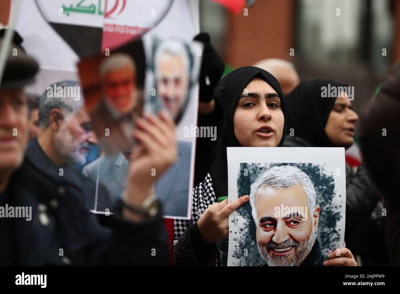 Demonstranten vor der US-Botschaft in neun Ulmen, London zeigen, nach dem uns der Leiter der Teherans elite Quds Force und des Iran nach oben Allgemeine, allgemeine Qassem Soleimani, in eine Drohne Streik an den internationalen Flughafen von Bagdad getötet. Stockfoto