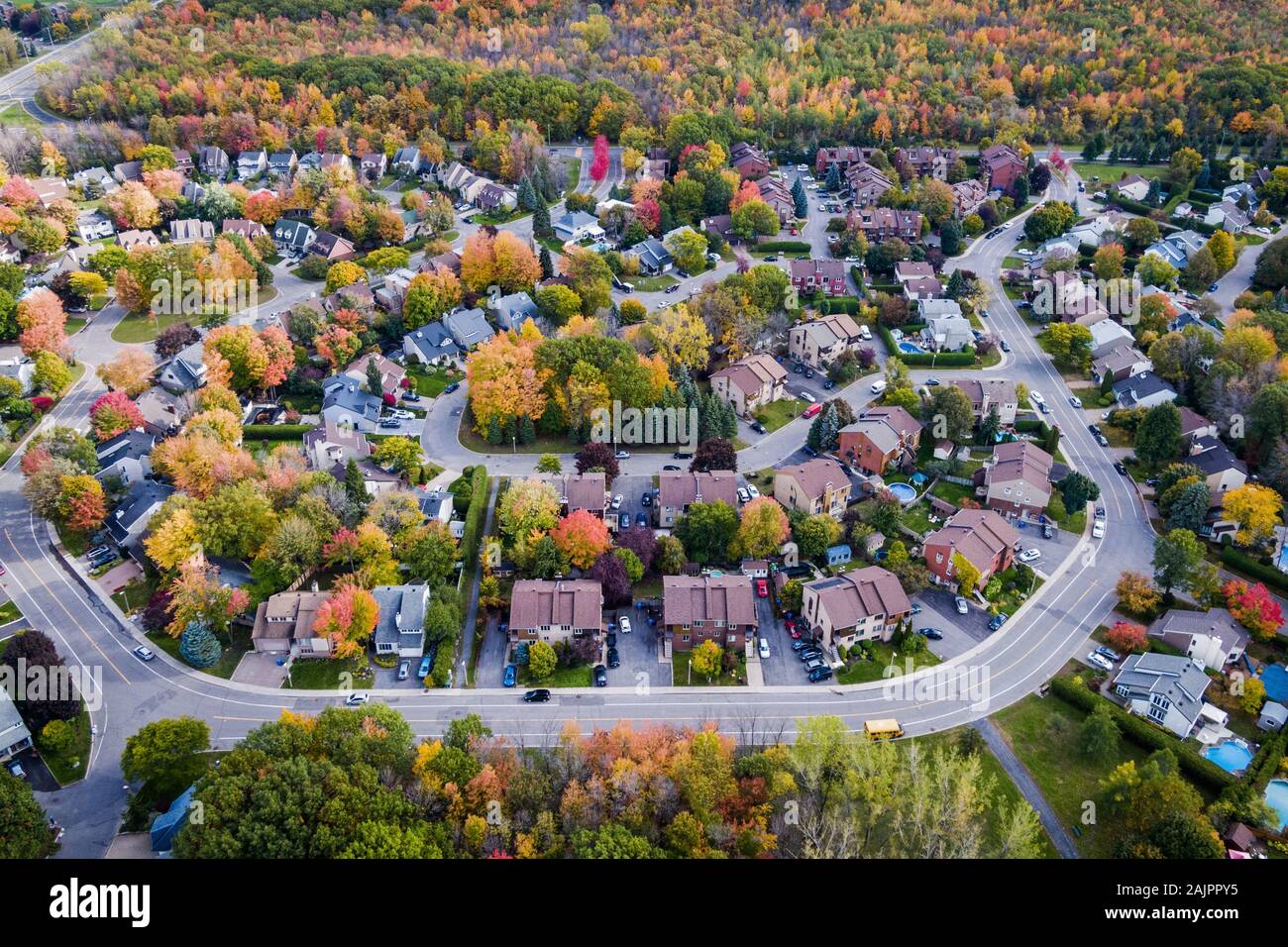 Wohnquartier in einem Vorort von Montreal im Herbst Jahreszeit in Quebec, Kanada, Luftbild. Stockfoto