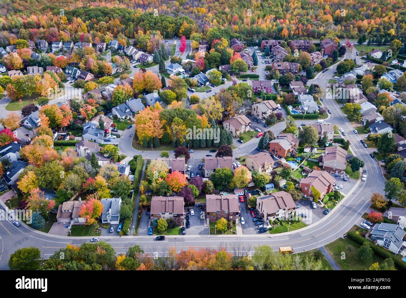 Luftaufnahme der Häuser im Wohngebiet in einem Vorort von Montreal im Herbst Jahreszeit in Quebec, Kanada. Stockfoto