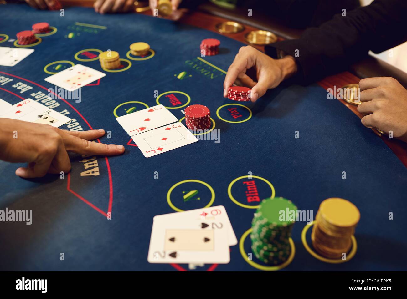 Die Hände der Spieler und die Croupiers im Spiel Karten Stockfoto