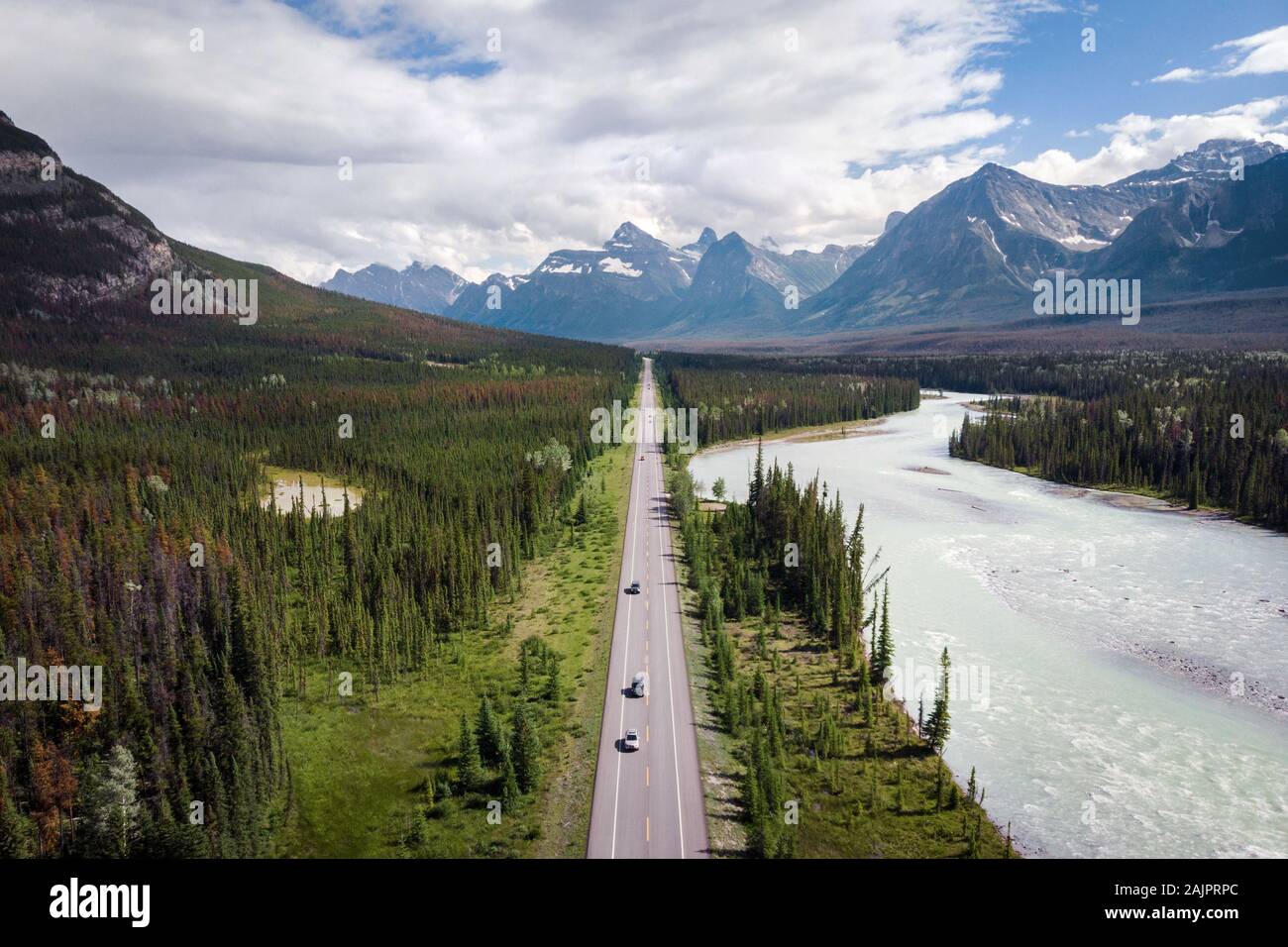 Luftaufnahme des berühmten Icefield Parkway Straße zwischen Banff und Jasper Nationalparks in Alberta, Kanada. Stockfoto