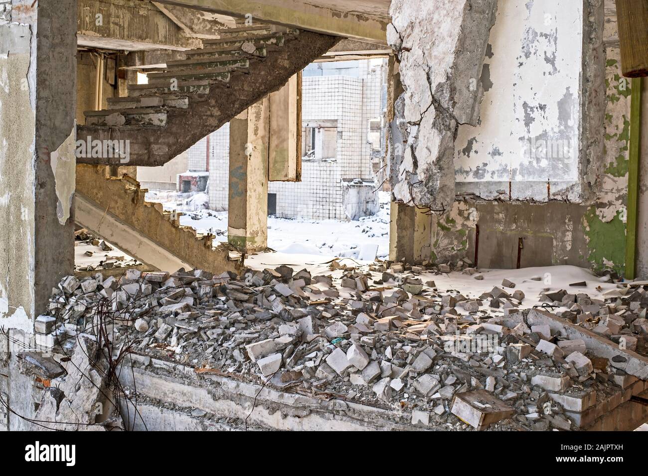 Treppenhaus konkrete Gebäude mit Ablagerungen von Steinen und Beton verunreinigt Stockfoto