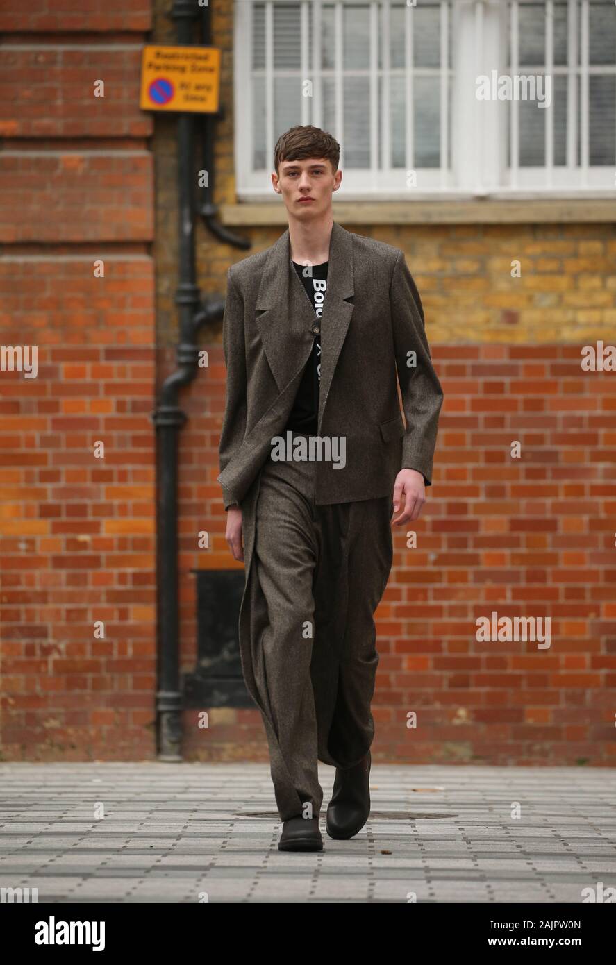 Modelle auf dem Laufsteg während der AW 20 die Chalayan London Fashion Week Männer zeigen an Chalayan Boutique, Mayfair, London statt. Stockfoto